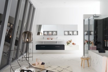 salle de bains marbre blanc avec baignoire