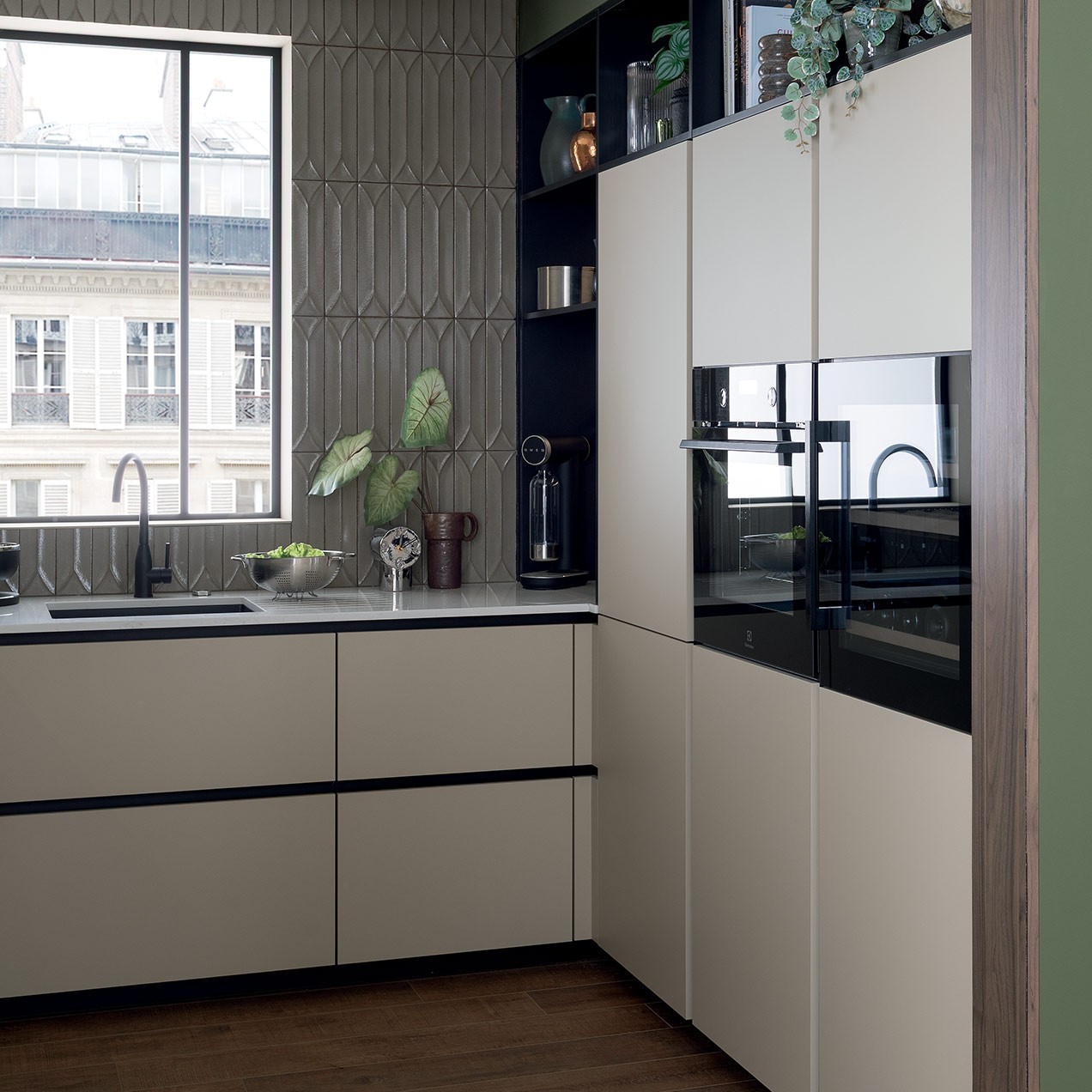 Mobalpa Élévation sensorielle: Eckküche mit hellen Fronten, Hochschränken mit Backofen und Fenster