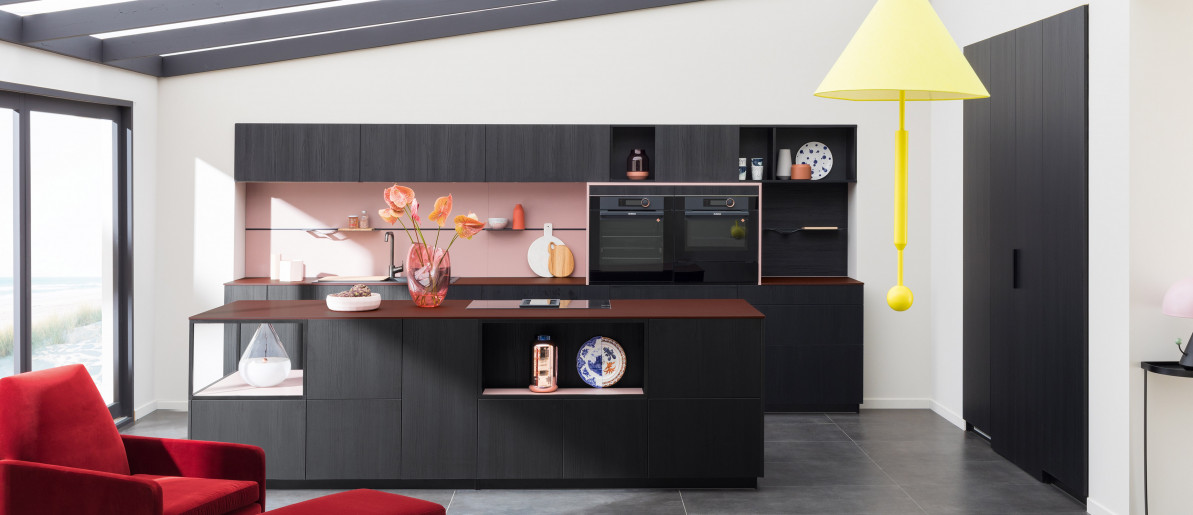 Cocina Ambiente ICÓNICO Roble teñido negro equipada en forma de L con isla VP