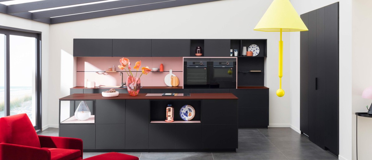 Keuken Sfeer Iconisch Gevernist mat zwart lineare anordnung mit kookeiland