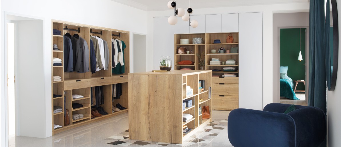 Dressing Ambiance Casual Chic aménagée en linéaire Chêne Héritage VP