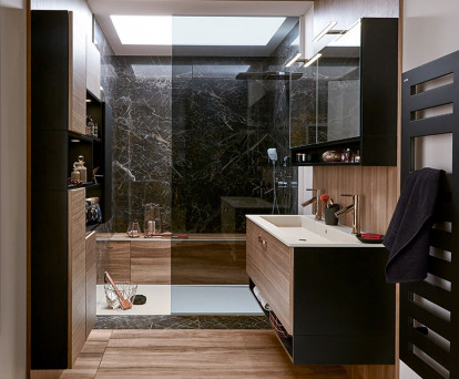 Zwart en houten badkamer