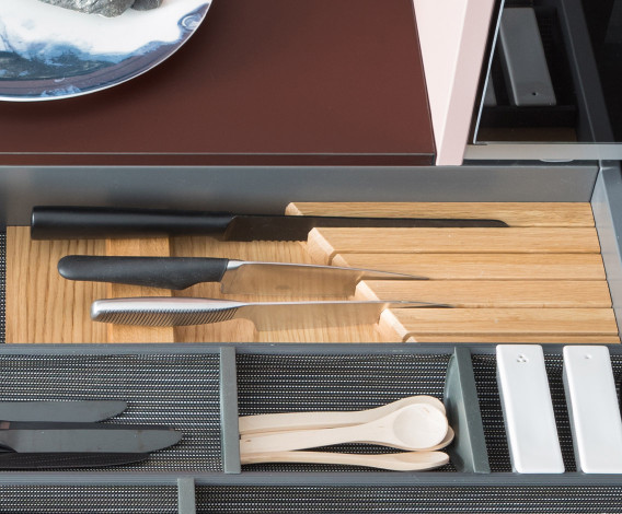 Mobalpa Le range-couteaux Woodtrend cuisine dans tiroir