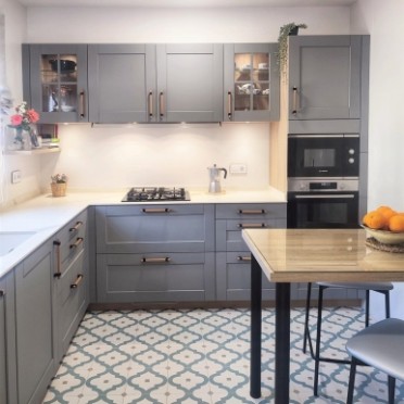 MOBALPA 2023 Cocina gris rústica en L