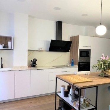 MOBALPA 2023 Cocina blanca moderna en isla