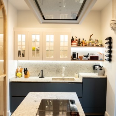 MOBALPA 2023 Cocina Cocina negra moderna en isla