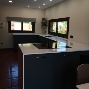 MOBALPA 2023 Cocina verde moderna en U