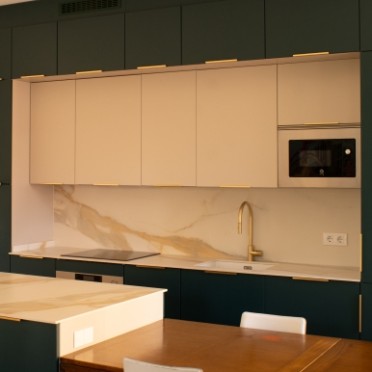 MOBALPA 2023 Cocina verde moderna en isla