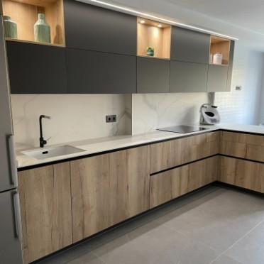 MOBALPA 2023 Cocina negra moderna en L