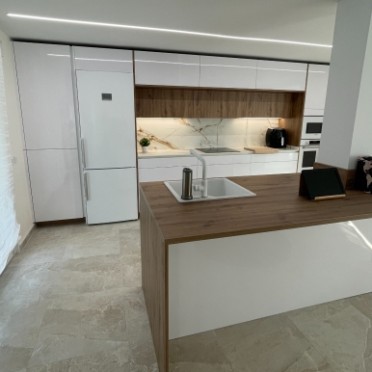 MOBALPA 2023 Cocina blanca moderna en isla