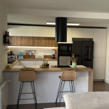 MOBALPA 2023 Cocina blanca moderna en U