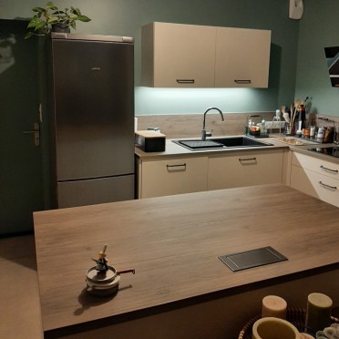 Cuisine en L avec Ilot et table