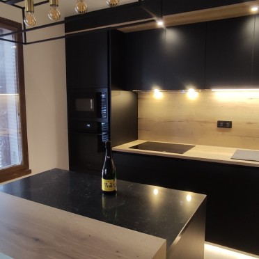 Mobalpa Cahors - Cuisine noir et bois, plan de travail en quartz