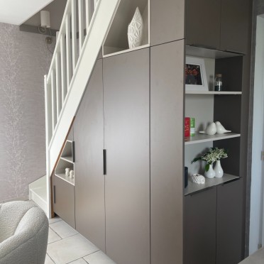 Aménagement sous escalier conçu par Nathalie installé par Dorian (poseur maison)