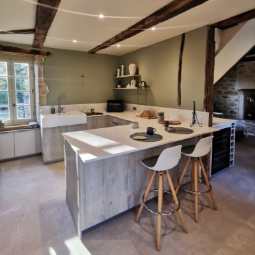 cuisine en U, chêne clair, quartz