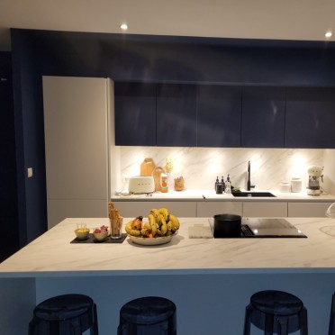 Façades meubles hauts coloris Fénix blu Fes HPL