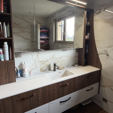 Grande armoire miroir avec éclairage LED, meuble vasque bois et blanc, salle de bain Mobalpa Mâcon