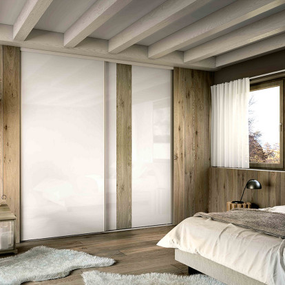Façades coulissante blanche et bois dans une chambre