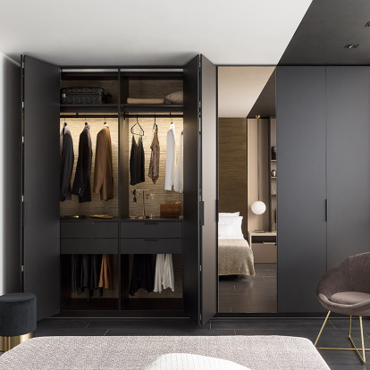 Garderobe in een zwarte kleedkamer