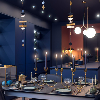 Mesa festiva en una cocina azul