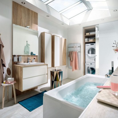 cuarto de baño blanco y de madera de estilo escandinavo