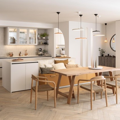 Mobalpa-ambiance-chill-cuisine-avec-ilot-et-table-integree-bois-clair