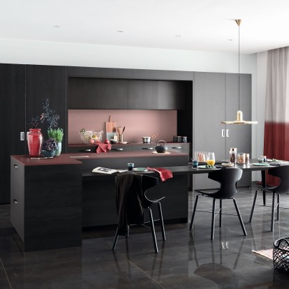 Mobalpa-ambiance-contemporaine-cuisine-avec-ilot-et-table-integree
