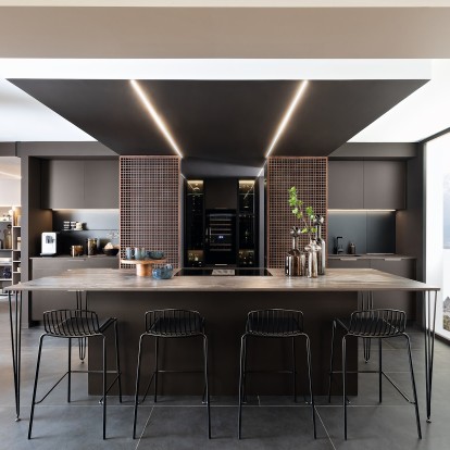 Mobalpa-ambiance-graphique-cuisine-avec-ilot-et-table-integree