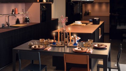 Una mesa festiva en una cocina negra y rosa